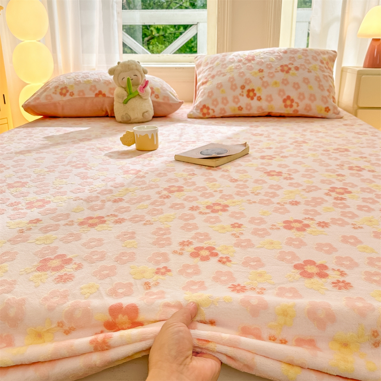 91家纺网 家纺一手货源 找家纺 灰鲸 2025新款立体雕花牛奶绒床笠 花海-粉