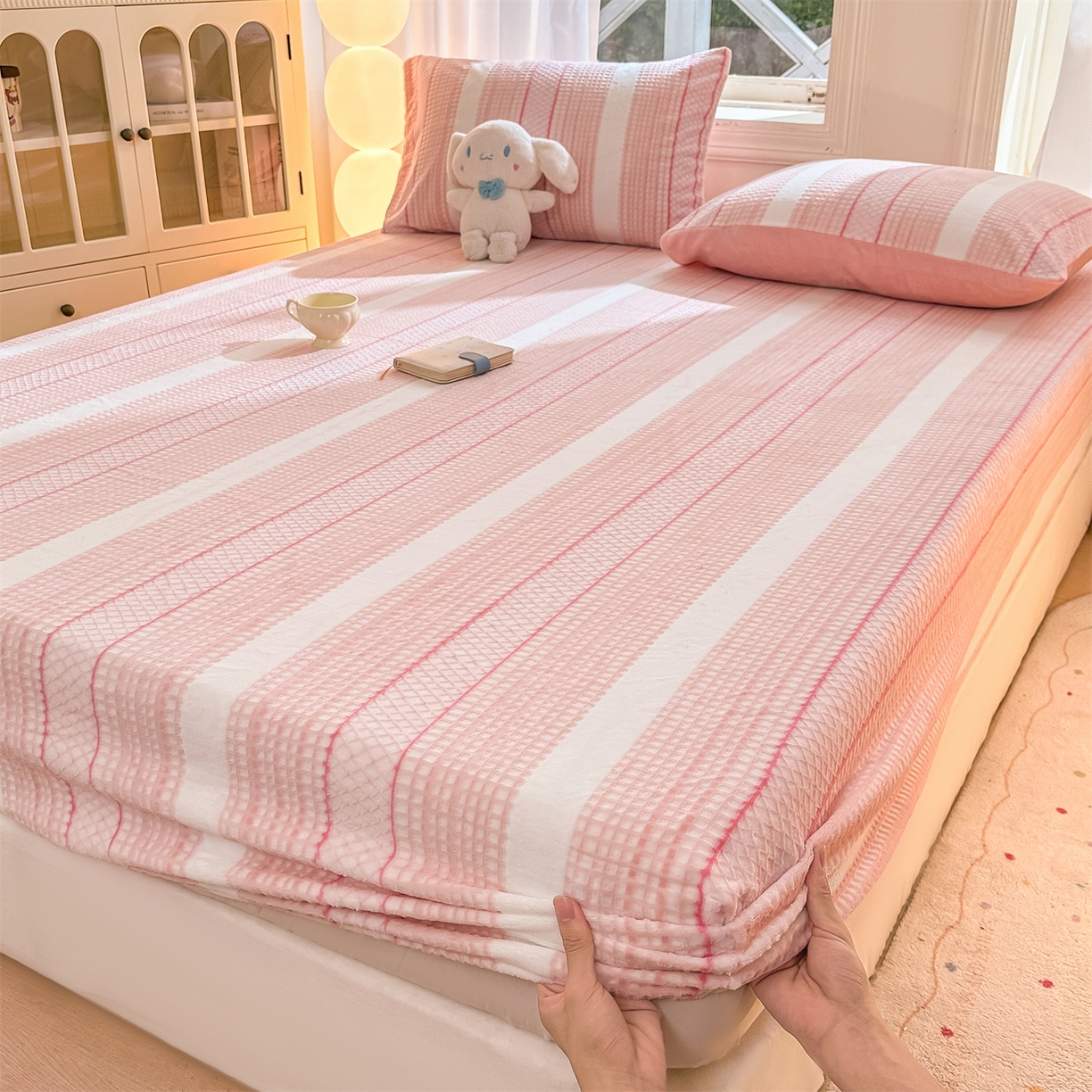 91家纺网 家纺一手货源 找家纺 灰鲸 2025新款立体雕花牛奶绒床笠 泛歌-粉