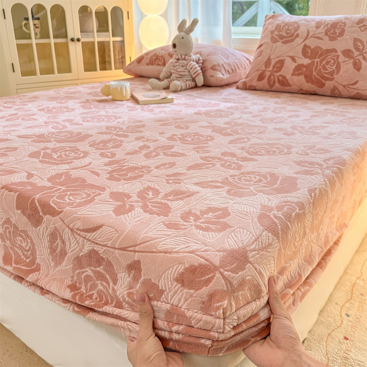 91家纺网 家纺一手货源 找家纺 灰鲸 2025新款立体雕花牛奶绒床笠 爱意-粉