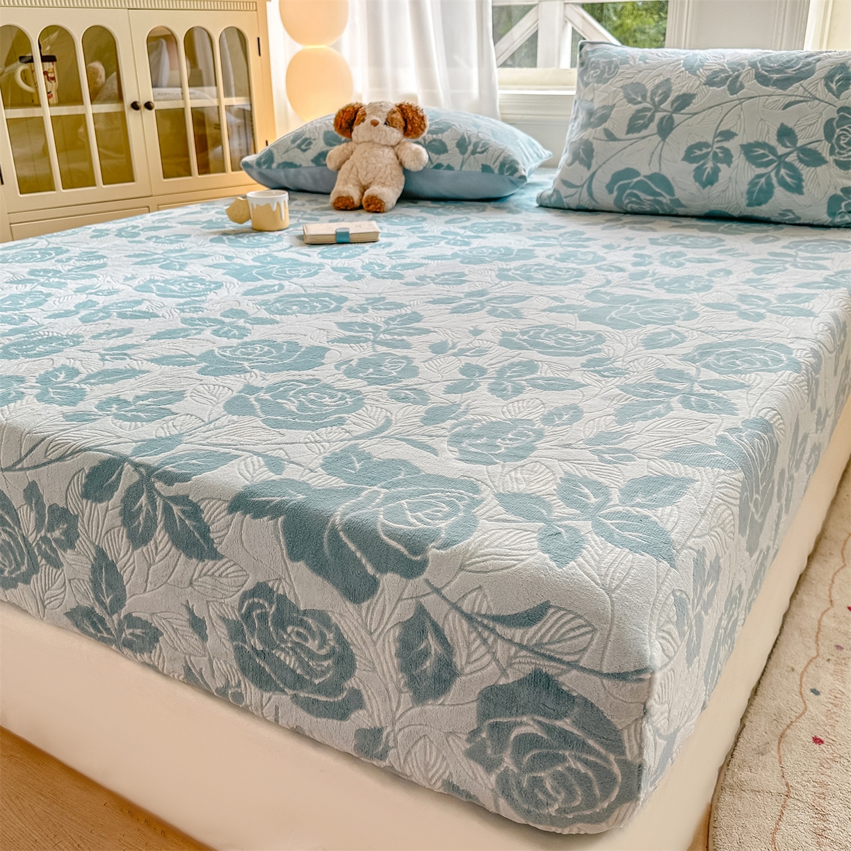 91家纺网 家纺一手货源 找家纺 灰鲸 2025新款立体雕花牛奶绒床笠 爱意-蓝