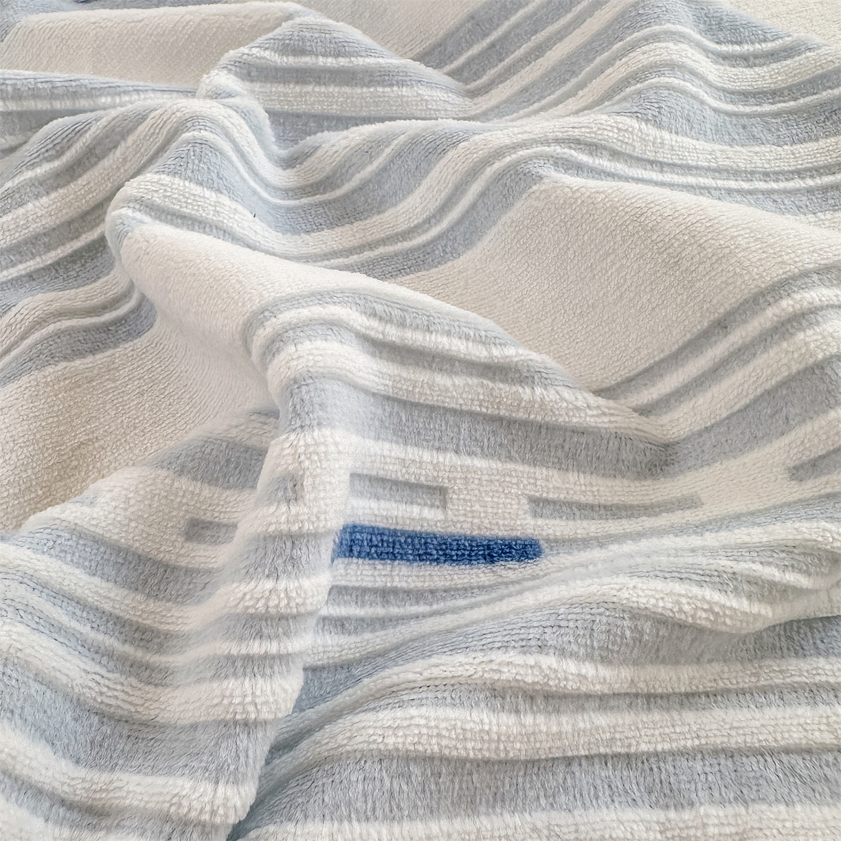 91家纺网 家纺一手货源 找家纺 灰鲸 2025新款立体雕花牛奶绒床笠 速写-蓝