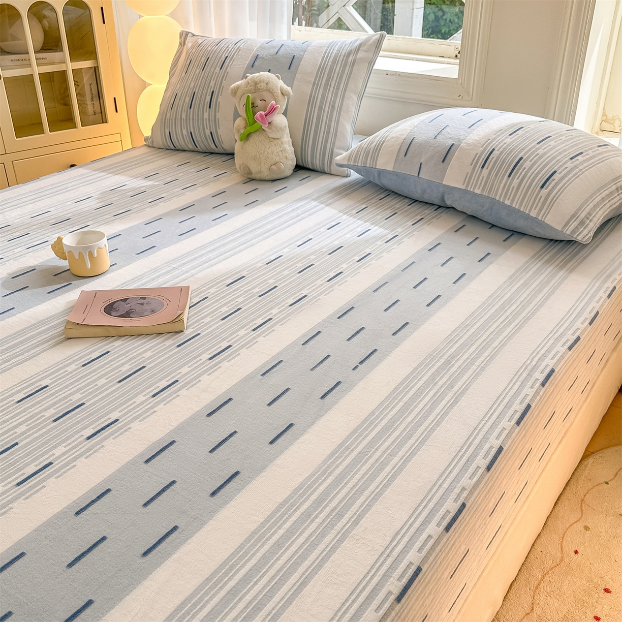 91家纺网 家纺一手货源 找家纺 灰鲸 2025新款立体雕花牛奶绒床笠 速写-蓝