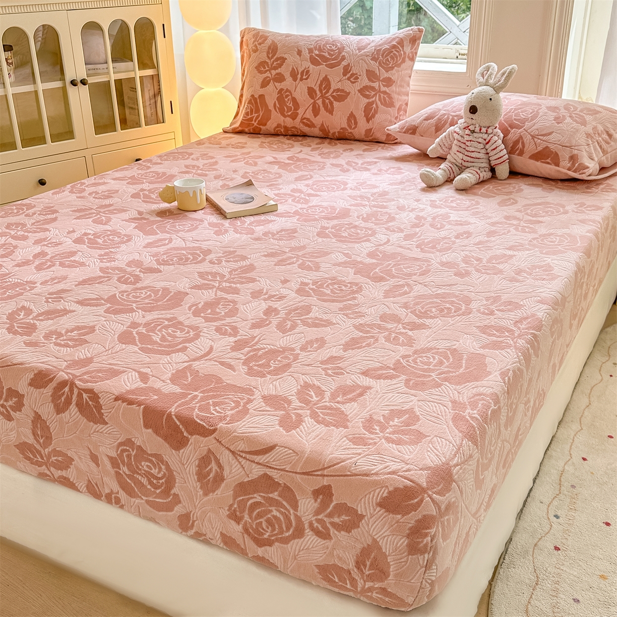 91家纺网 家纺一手货源 找家纺 灰鲸 2025新款立体雕花牛奶绒床笠 爱意-粉