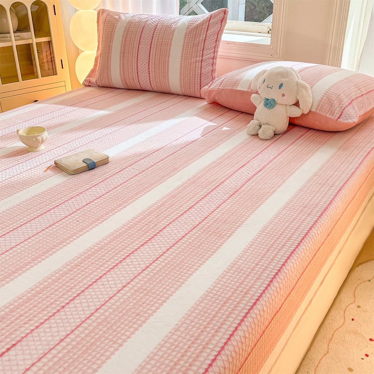 91家纺网 家纺一手货源 找家纺 灰鲸 2025新款立体雕花牛奶绒床笠 泛歌-粉