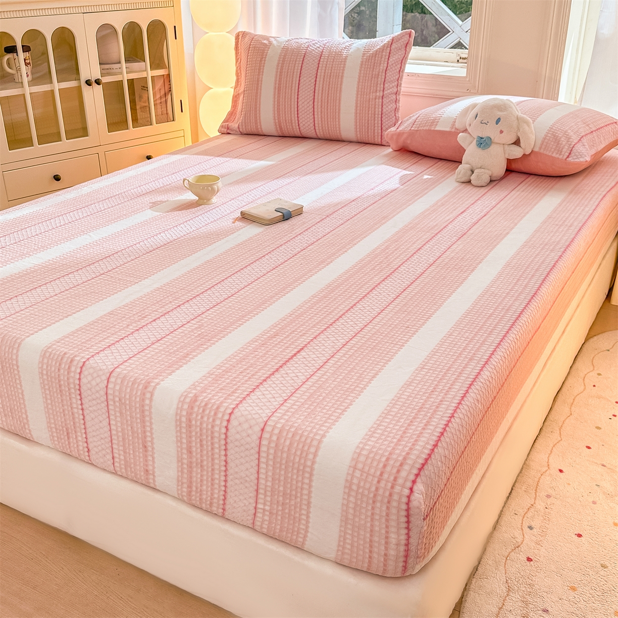 91家纺网 家纺一手货源 找家纺 灰鲸 2025新款立体雕花牛奶绒床笠 泛歌-粉