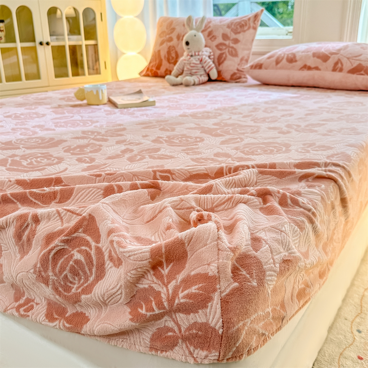 91家纺网 家纺一手货源 找家纺 灰鲸 2025新款立体雕花牛奶绒床笠 爱意-粉