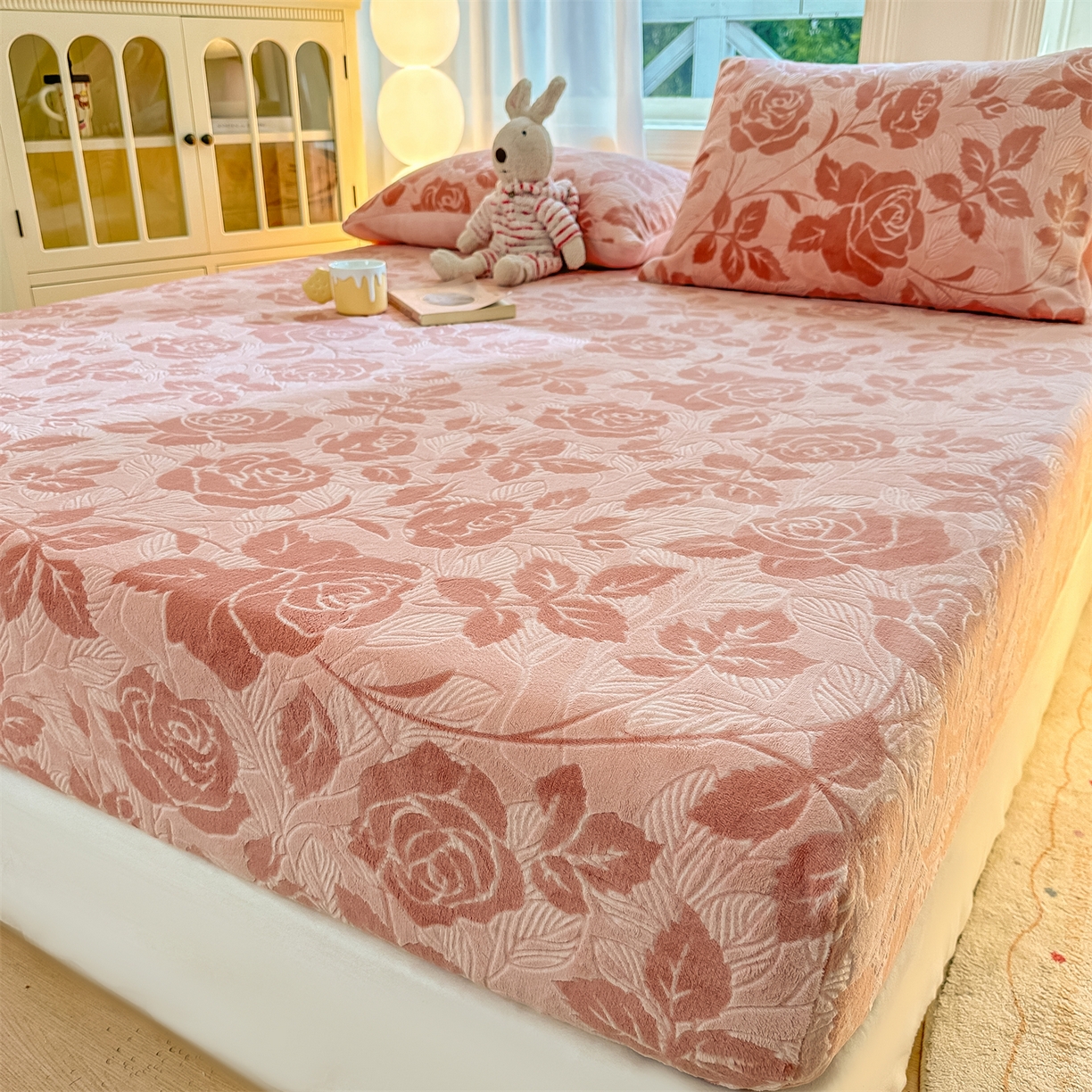 91家纺网 家纺一手货源 找家纺 灰鲸 2025新款立体雕花牛奶绒床笠 爱意-粉