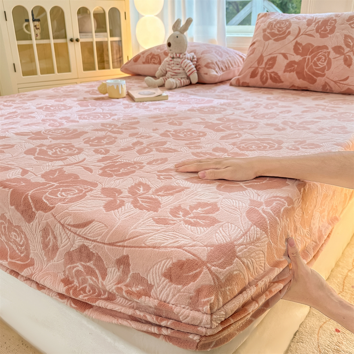 91家纺网 家纺一手货源 找家纺 灰鲸 2025新款立体雕花牛奶绒床笠 爱意-粉