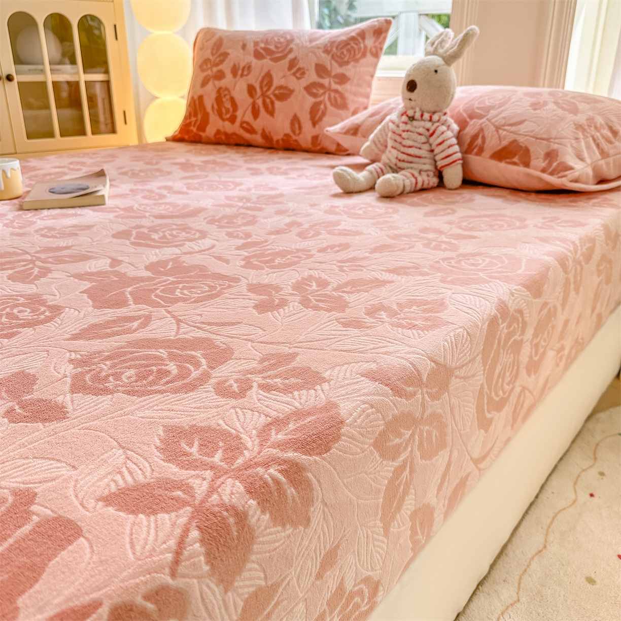 91家纺网 家纺一手货源 找家纺 灰鲸 2025新款立体雕花牛奶绒床笠 爱意-粉