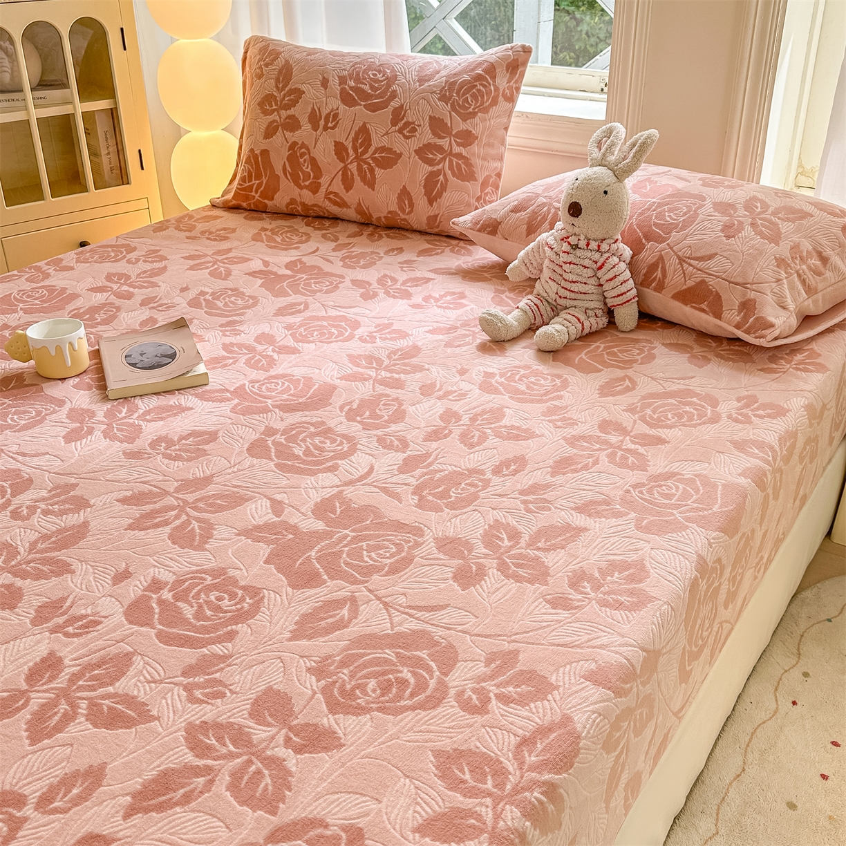 91家纺网 家纺一手货源 找家纺 灰鲸 2025新款立体雕花牛奶绒床笠 爱意-粉