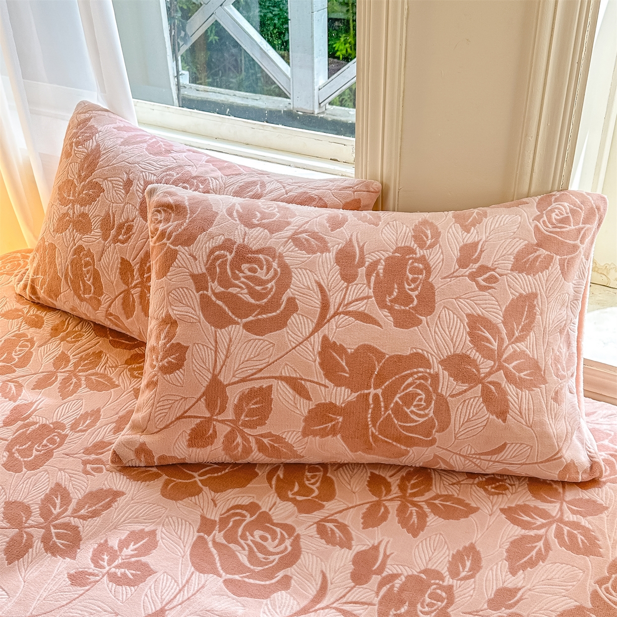 91家纺网 家纺一手货源 找家纺 灰鲸 2025新款立体雕花牛奶绒床笠 爱意-粉