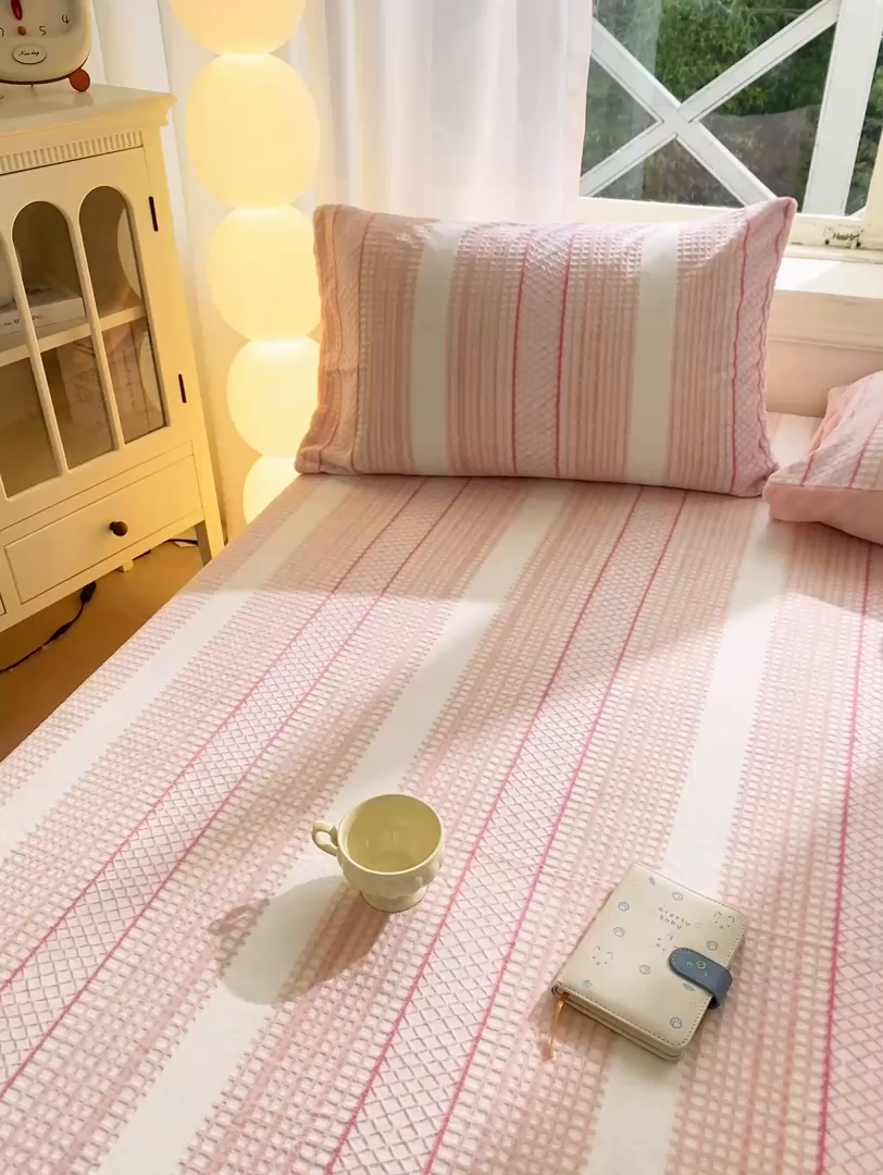 91家纺网 家纺一手货源 找家纺 灰鲸 2025新款立体雕花牛奶绒床笠 泛歌-粉