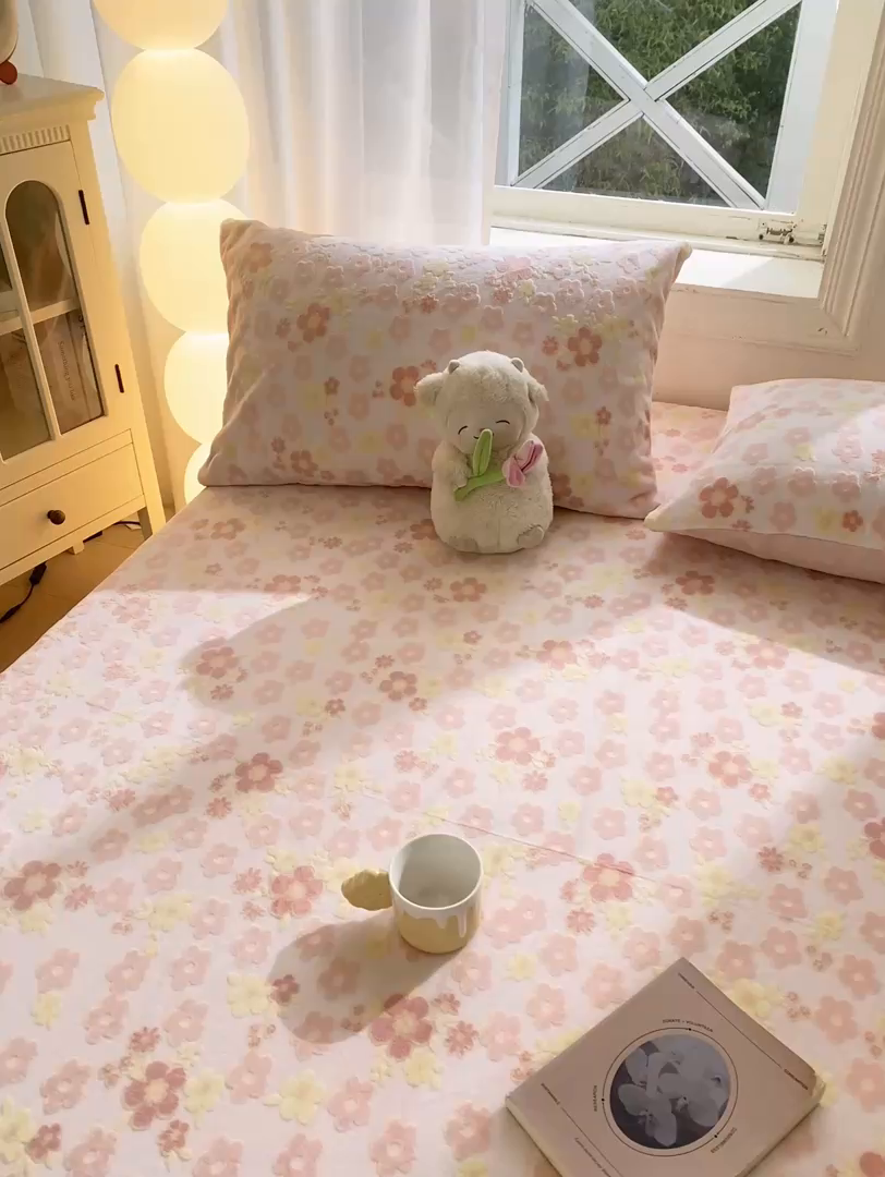 91家纺网 家纺一手货源 找家纺 灰鲸 2025新款立体雕花牛奶绒床笠 花海-粉