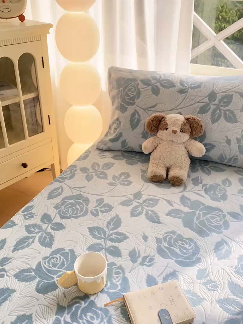 91家纺网 家纺一手货源 找家纺 灰鲸 2025新款立体雕花牛奶绒床笠 爱意-蓝