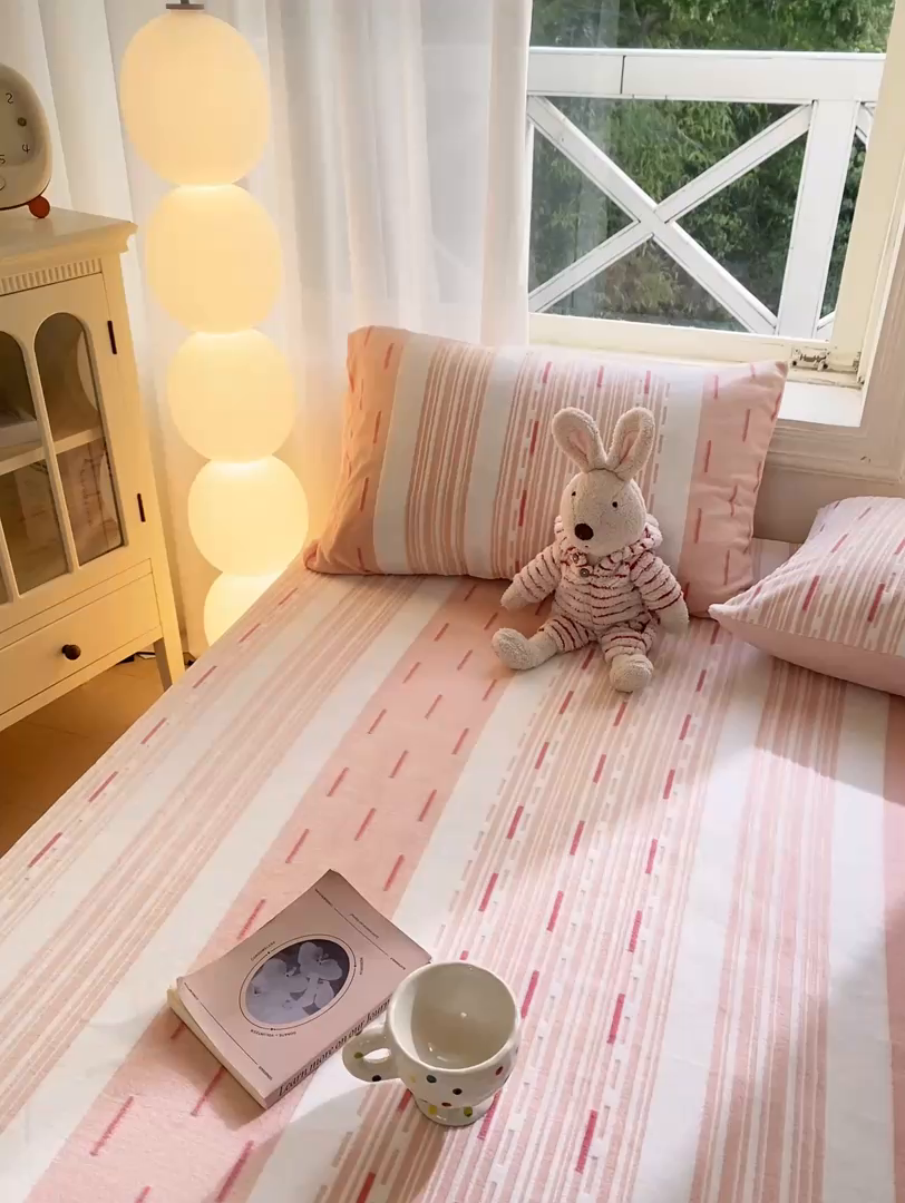 91家纺网 家纺一手货源 找家纺 灰鲸 2025新款立体雕花牛奶绒床笠 速写-粉