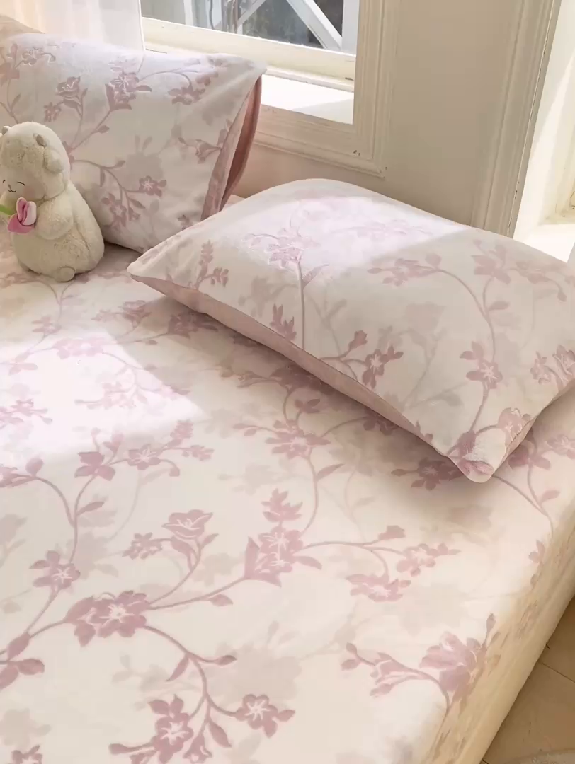 91家纺网 家纺一手货源 找家纺 灰鲸 2025新款立体雕花牛奶绒床笠 繁花-粉
