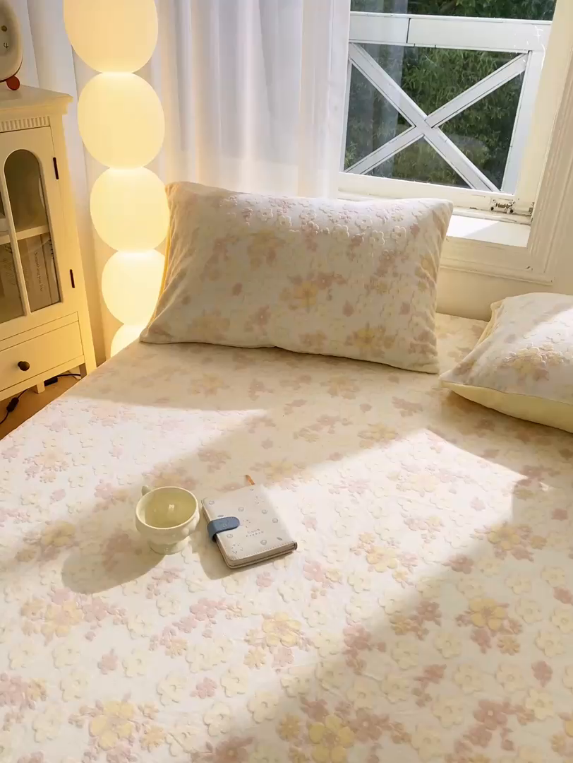 91家纺网 家纺一手货源 找家纺 灰鲸 2025新款立体雕花牛奶绒床笠 花海-黄