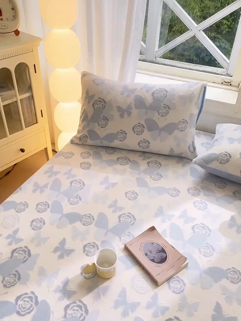 91家纺网 家纺一手货源 找家纺 灰鲸 2025新款立体雕花牛奶绒床笠 蝶花-蓝