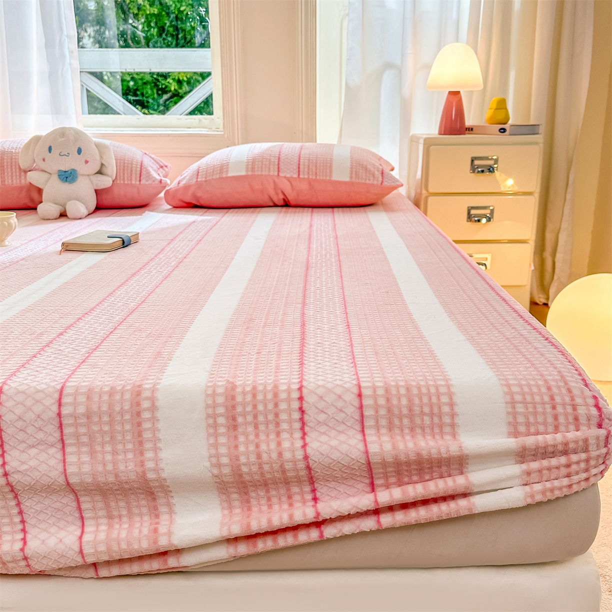 91家纺网 家纺一手货源 找家纺 灰鲸 2025新款立体雕花牛奶绒床笠 泛歌-粉