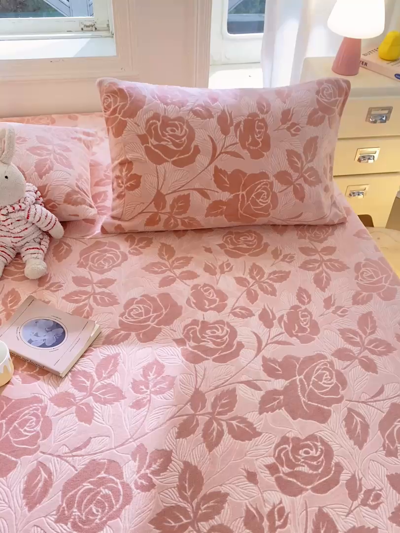 91家纺网 家纺一手货源 找家纺 灰鲸 2025新款立体雕花牛奶绒床笠 爱意-粉