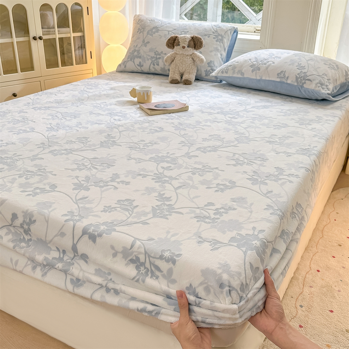 91家纺网 家纺一手货源 找家纺 灰鲸 2025新款立体雕花牛奶绒床笠 繁花-蓝