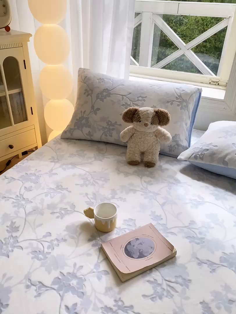 91家纺网 家纺一手货源 找家纺 灰鲸 2025新款立体雕花牛奶绒床笠 繁花-蓝