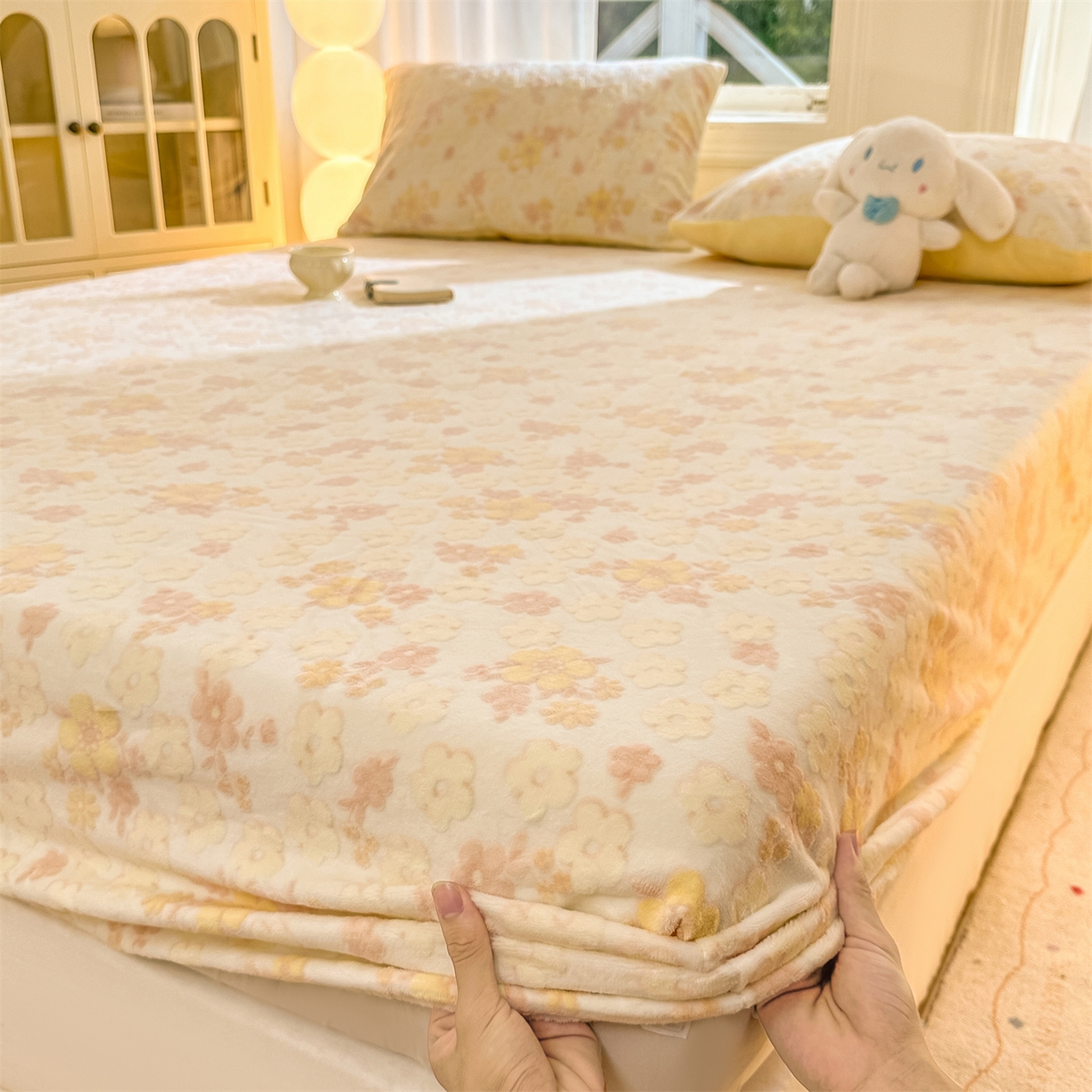 91家纺网 家纺一手货源 找家纺 灰鲸 2025新款立体雕花牛奶绒床笠 花海-黄