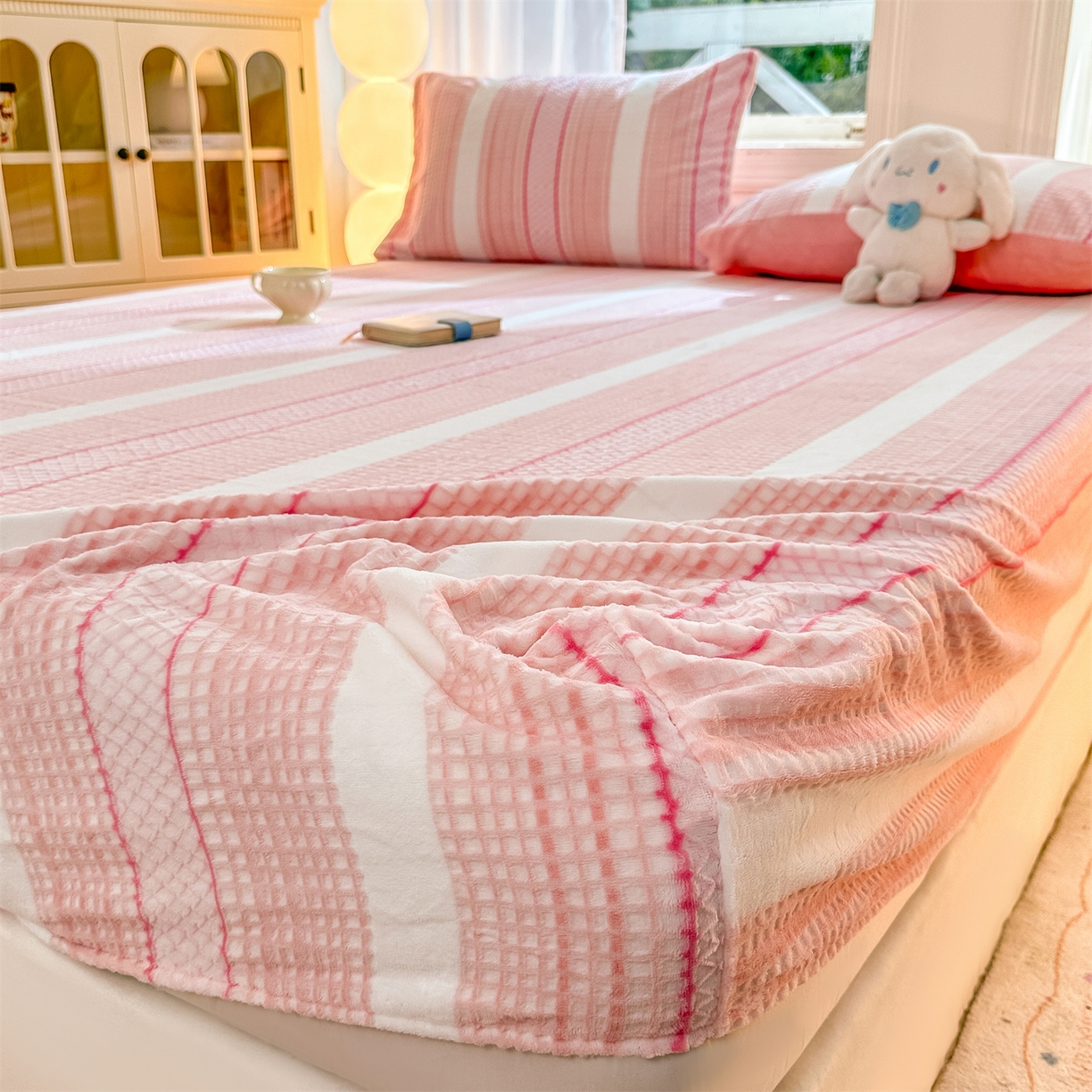 91家纺网 家纺一手货源 找家纺 灰鲸 2025新款立体雕花牛奶绒床笠 泛歌-粉