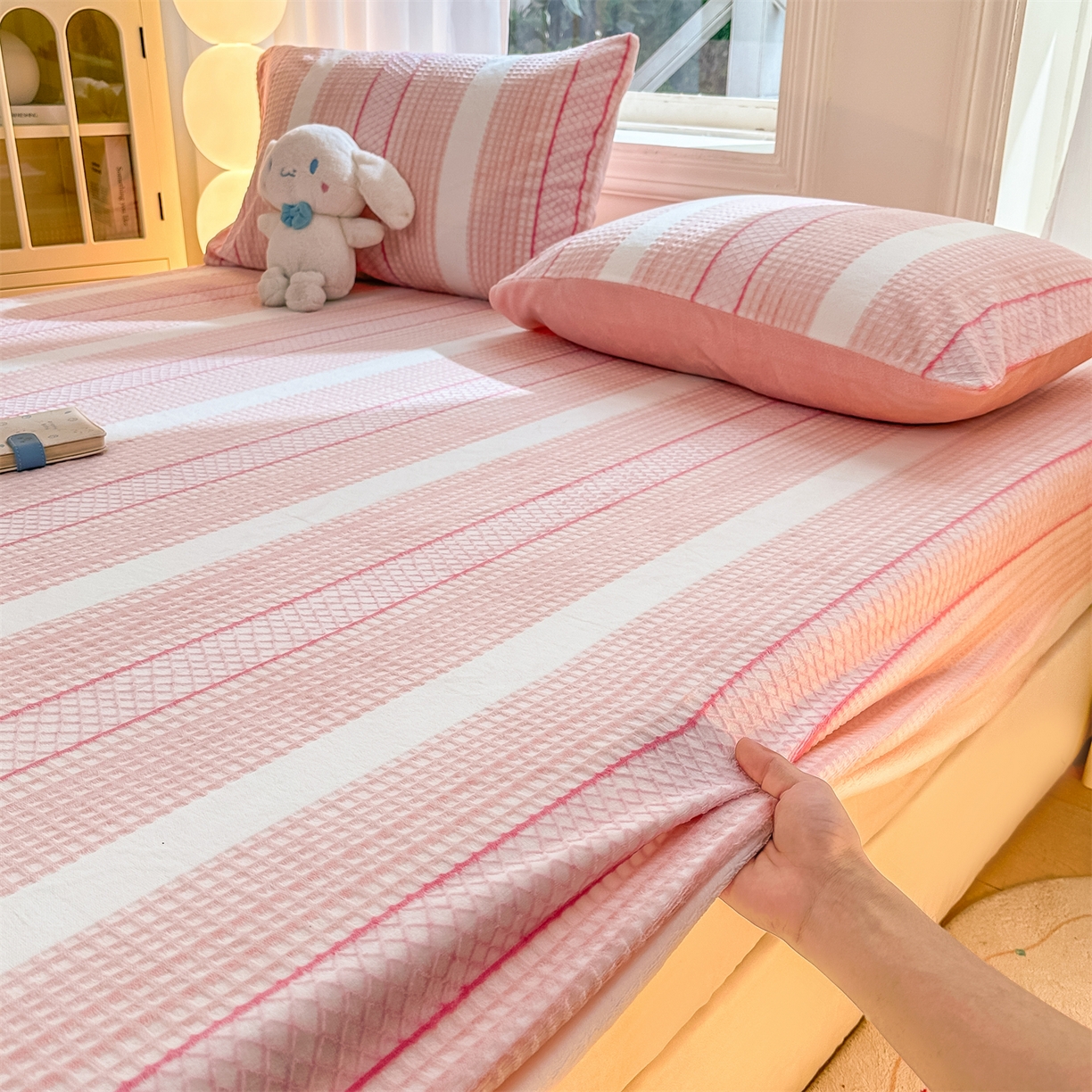 91家纺网 家纺一手货源 找家纺 灰鲸 2025新款立体雕花牛奶绒床笠 泛歌-粉