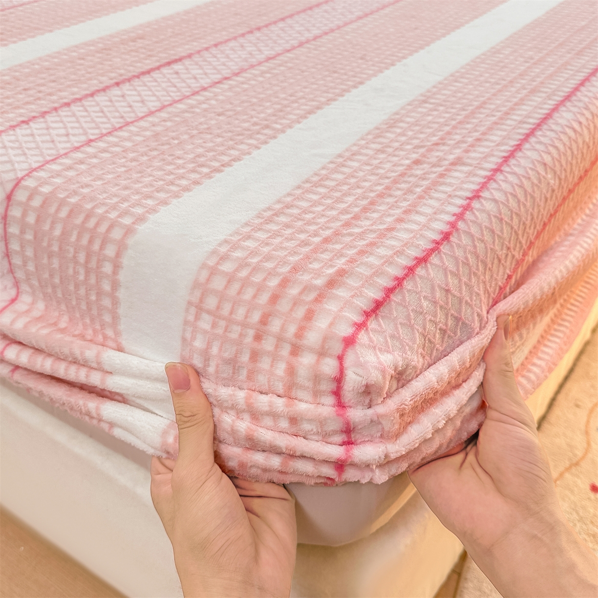 91家纺网 家纺一手货源 找家纺 灰鲸 2025新款立体雕花牛奶绒床笠 泛歌-粉