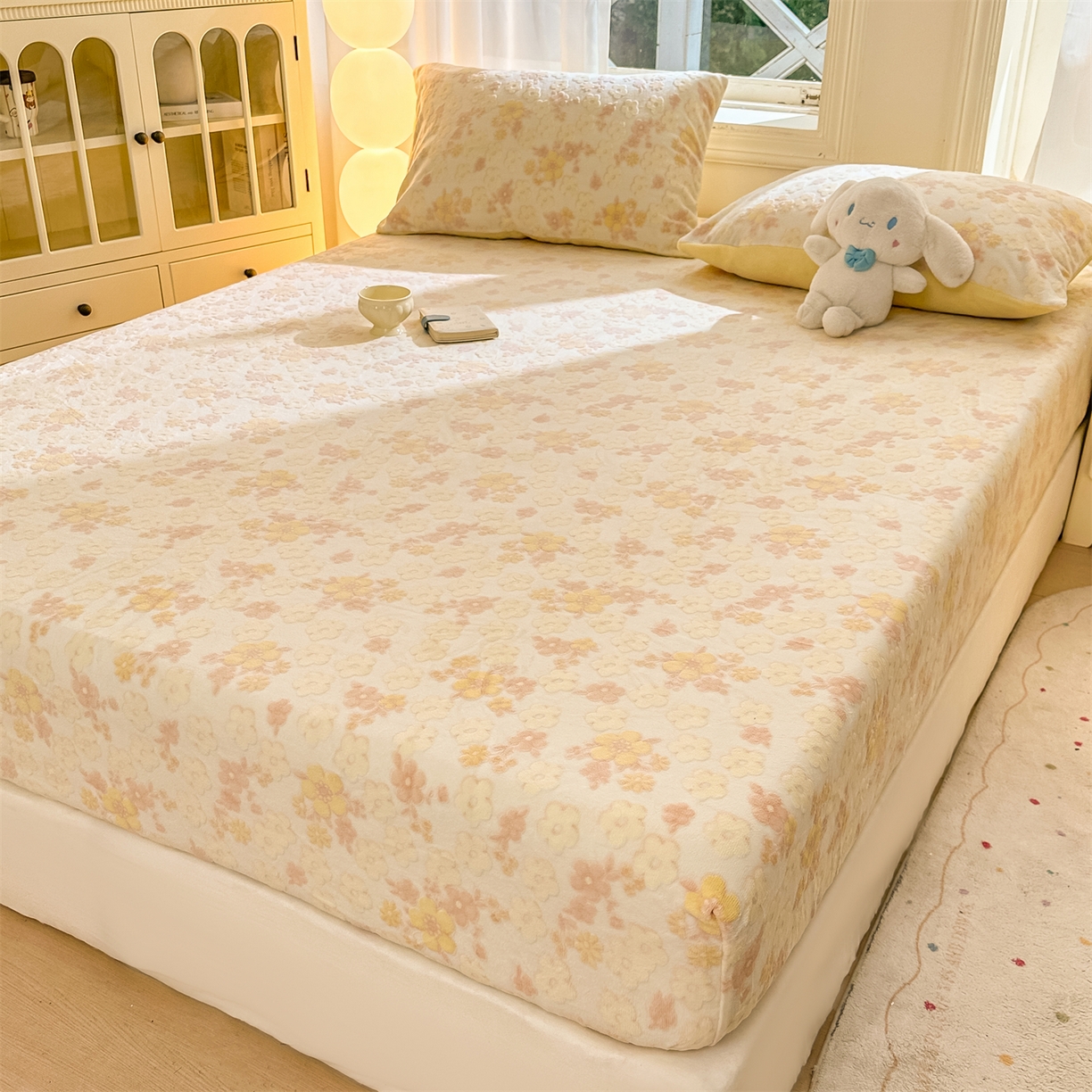 91家纺网 家纺一手货源 找家纺 灰鲸 2025新款立体雕花牛奶绒床笠 花海-黄