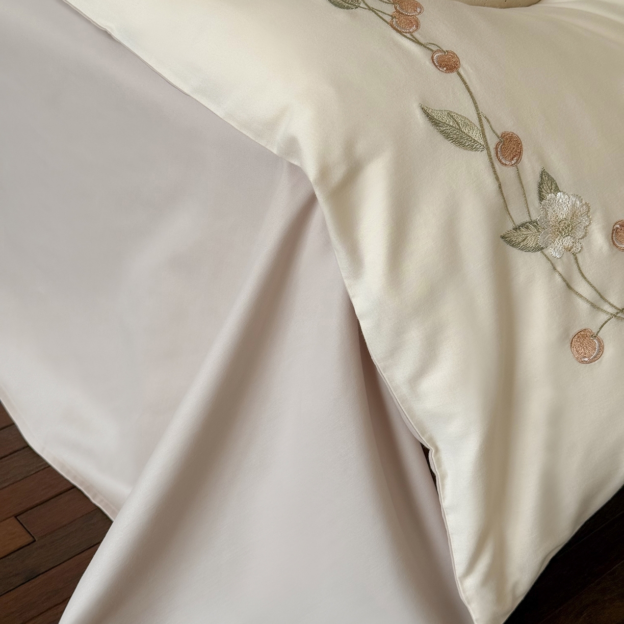 91家纺网 家纺一手货源 找家纺 佳汐蓝家纺 2025秋冬新款磨毛四件套系列 蔓语樱梦-奶芙