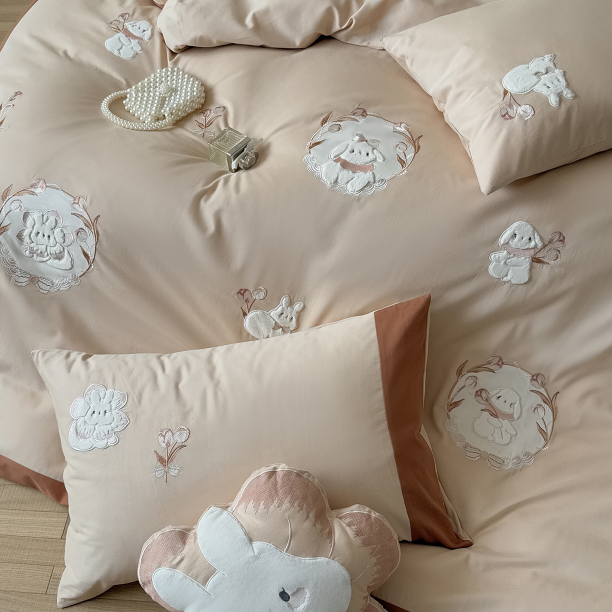 91家纺网 家纺一手货源 找家纺 佳汐蓝家纺 2025秋冬新款磨毛四件套系列 郁见兔-卡其