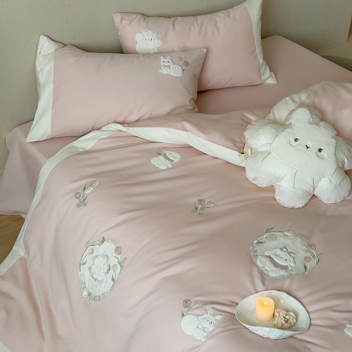 91家纺网 家纺一手货源 找家纺 佳汐蓝家纺 2025秋冬新款磨毛四件套系列 郁见兔-粉