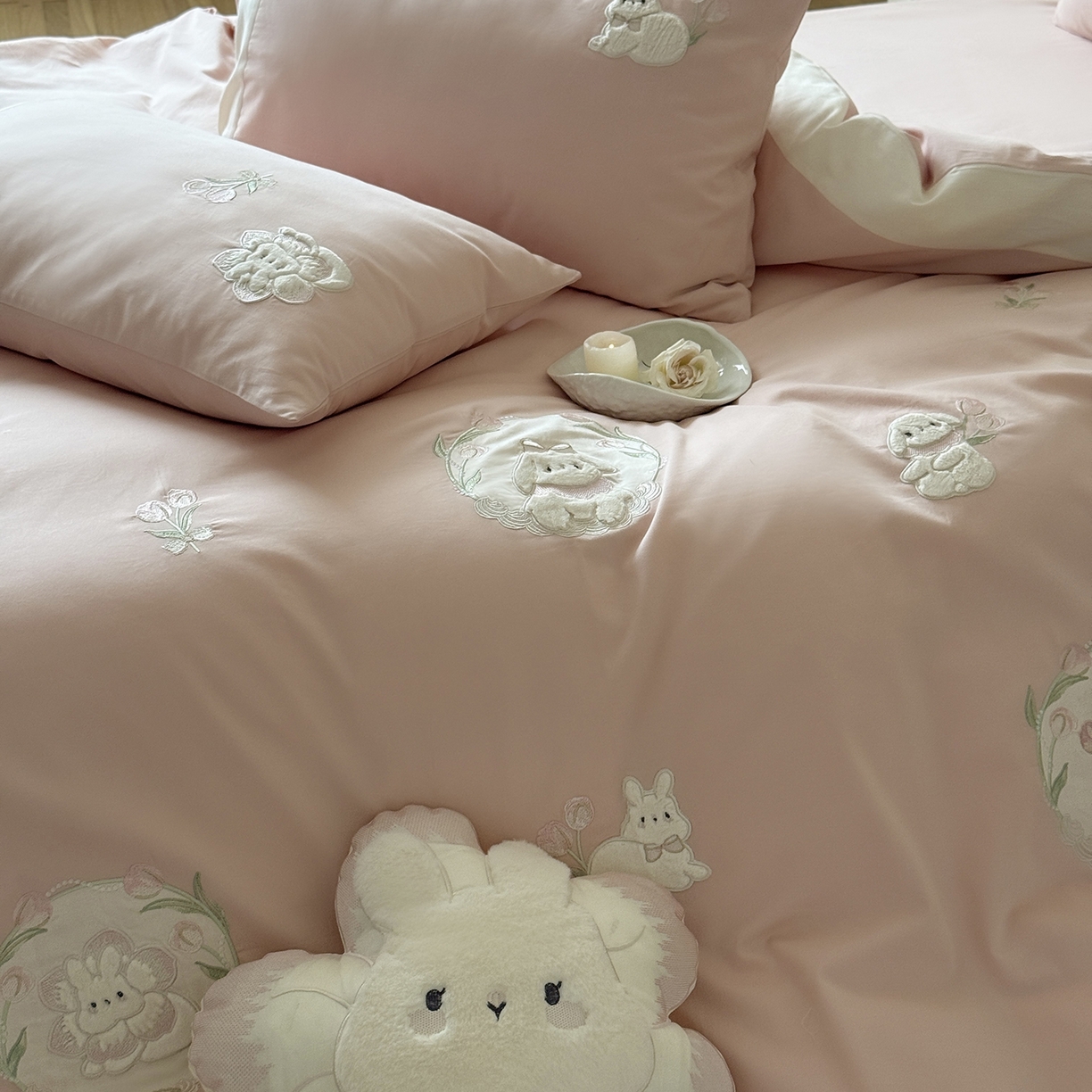 91家纺网 家纺一手货源 找家纺 佳汐蓝家纺 2025秋冬新款磨毛四件套系列 郁见兔-粉