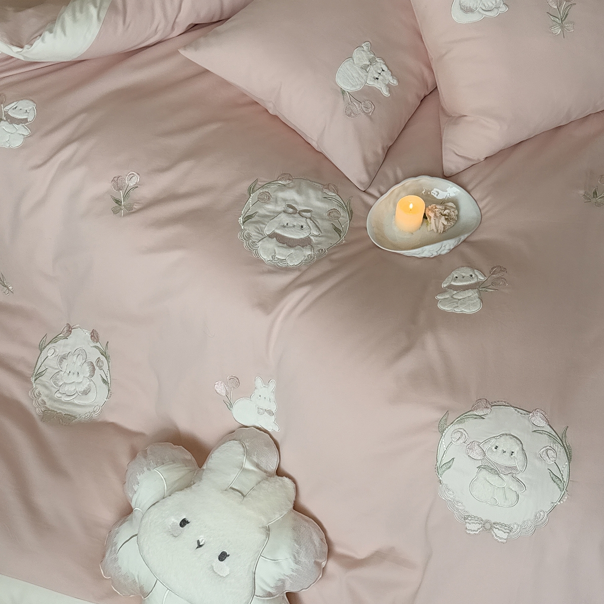 91家纺网 家纺一手货源 找家纺 佳汐蓝家纺 2025秋冬新款磨毛四件套系列 郁见兔-粉