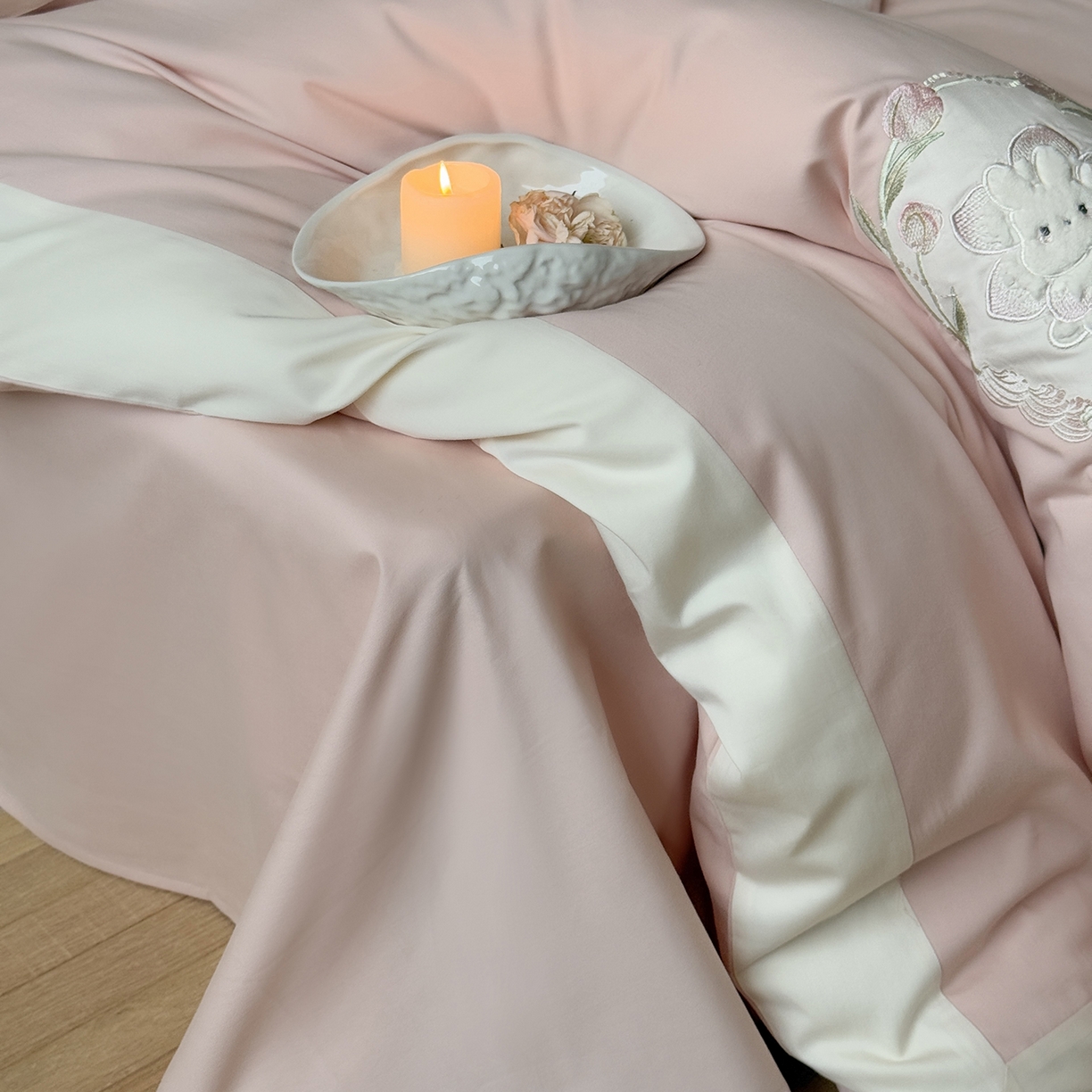 91家纺网 家纺一手货源 找家纺 佳汐蓝家纺 2025秋冬新款磨毛四件套系列 郁见兔-粉