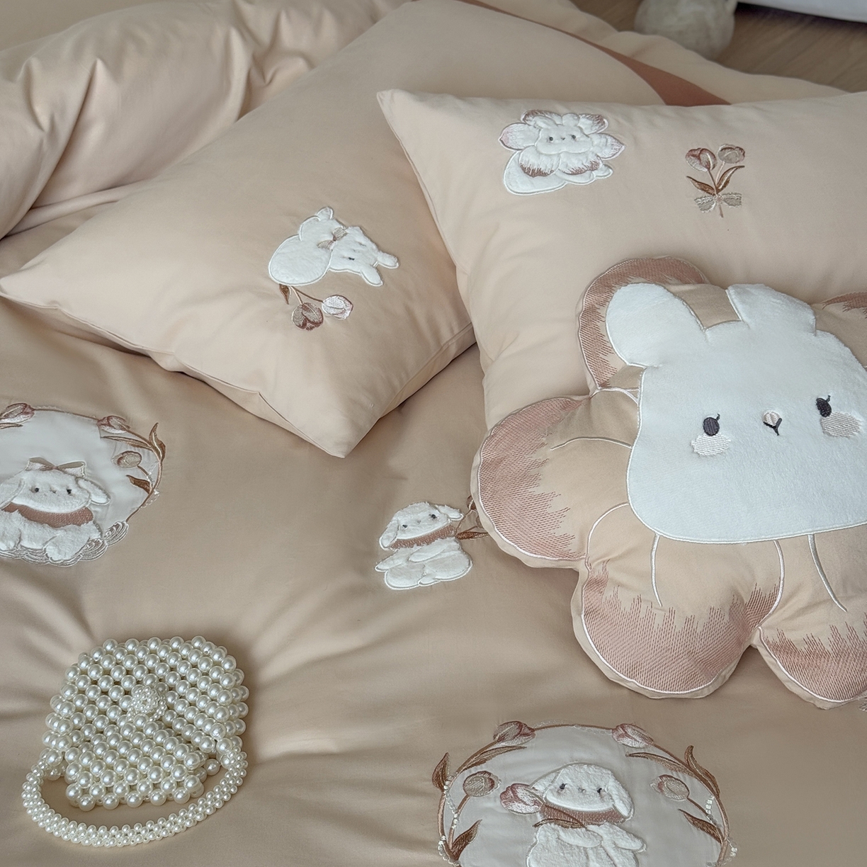 91家纺网 家纺一手货源 找家纺 佳汐蓝家纺 2025秋冬新款磨毛四件套系列 郁见兔-卡其