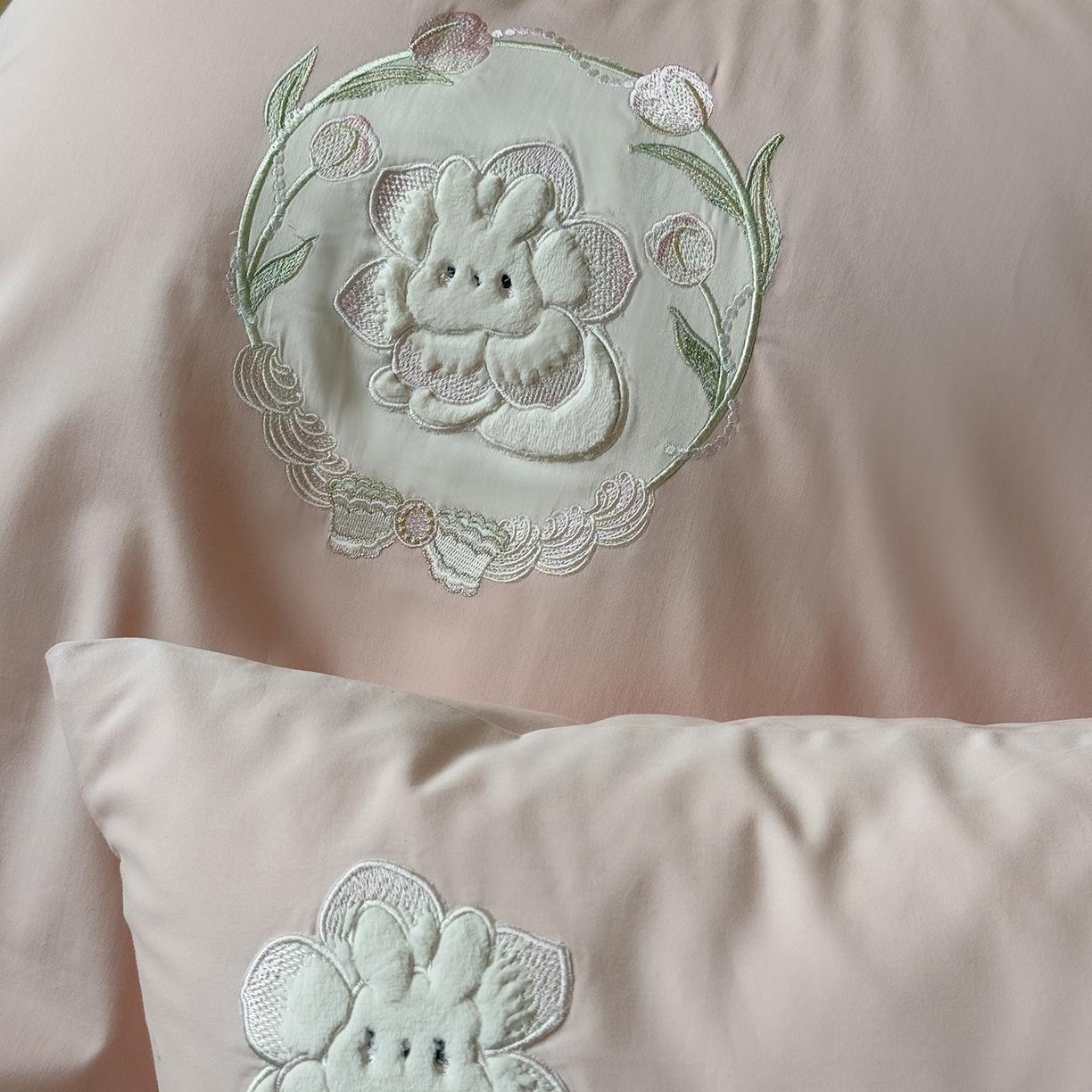 91家纺网 家纺一手货源 找家纺 佳汐蓝家纺 2025秋冬新款磨毛四件套系列 郁见兔-粉