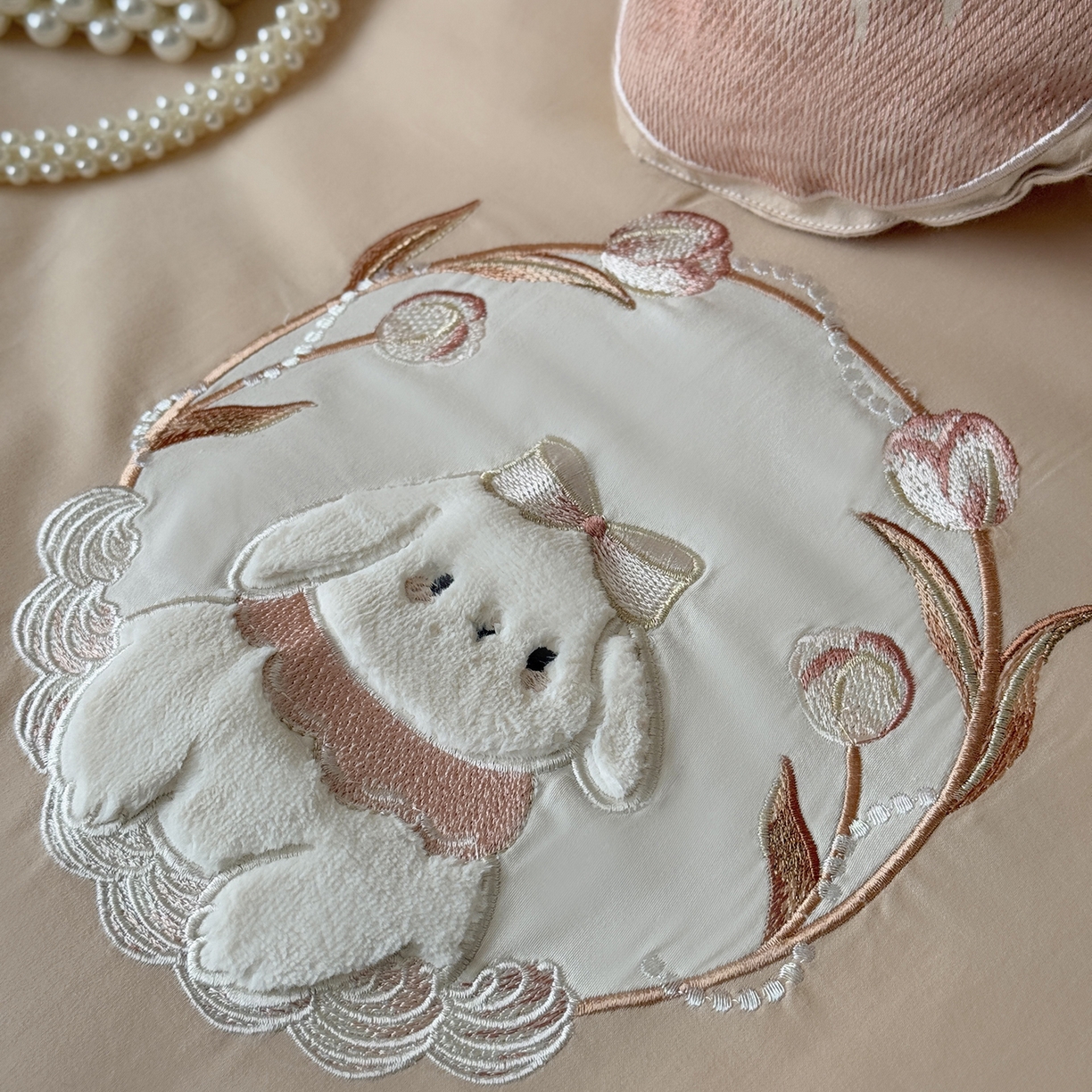 91家纺网 家纺一手货源 找家纺 佳汐蓝家纺 2025秋冬新款磨毛四件套系列 郁见兔-卡其