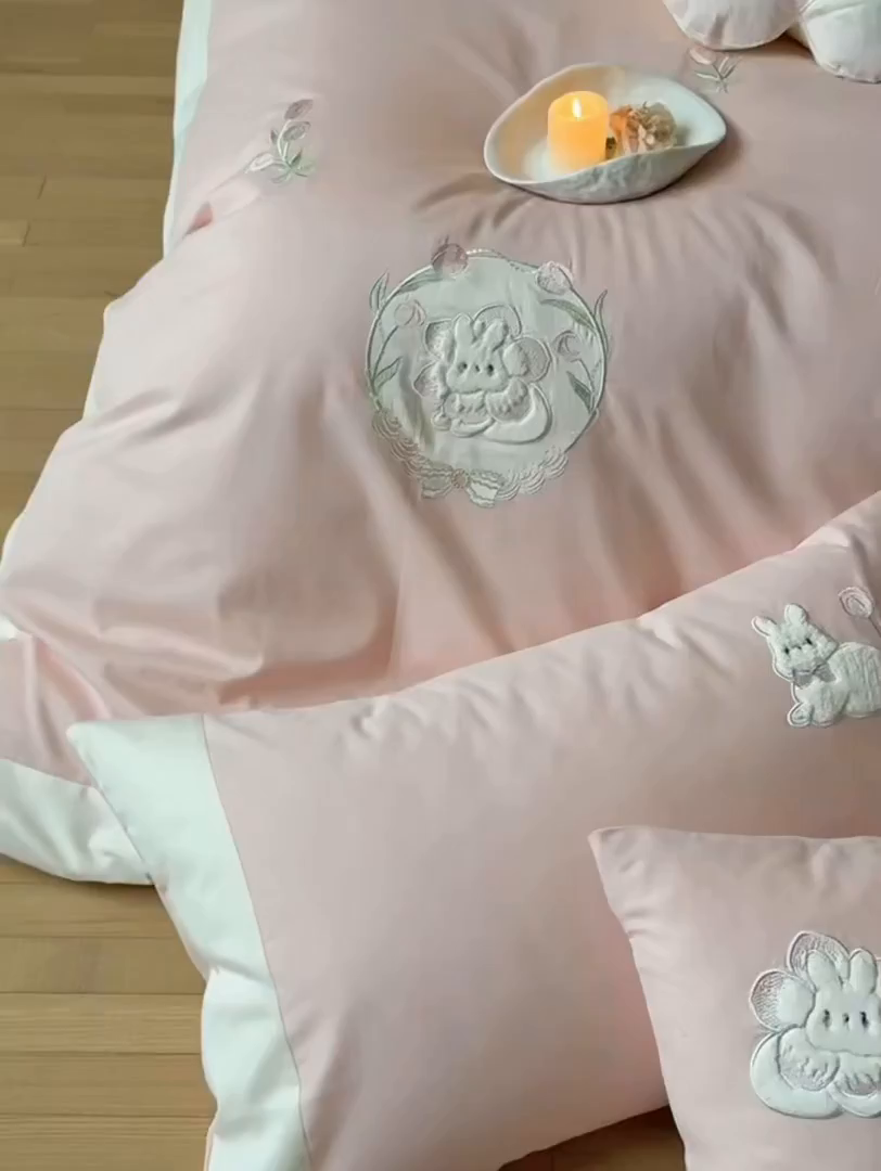 91家纺网 家纺一手货源 找家纺 佳汐蓝家纺 2025秋冬新款磨毛四件套系列 郁见兔-粉