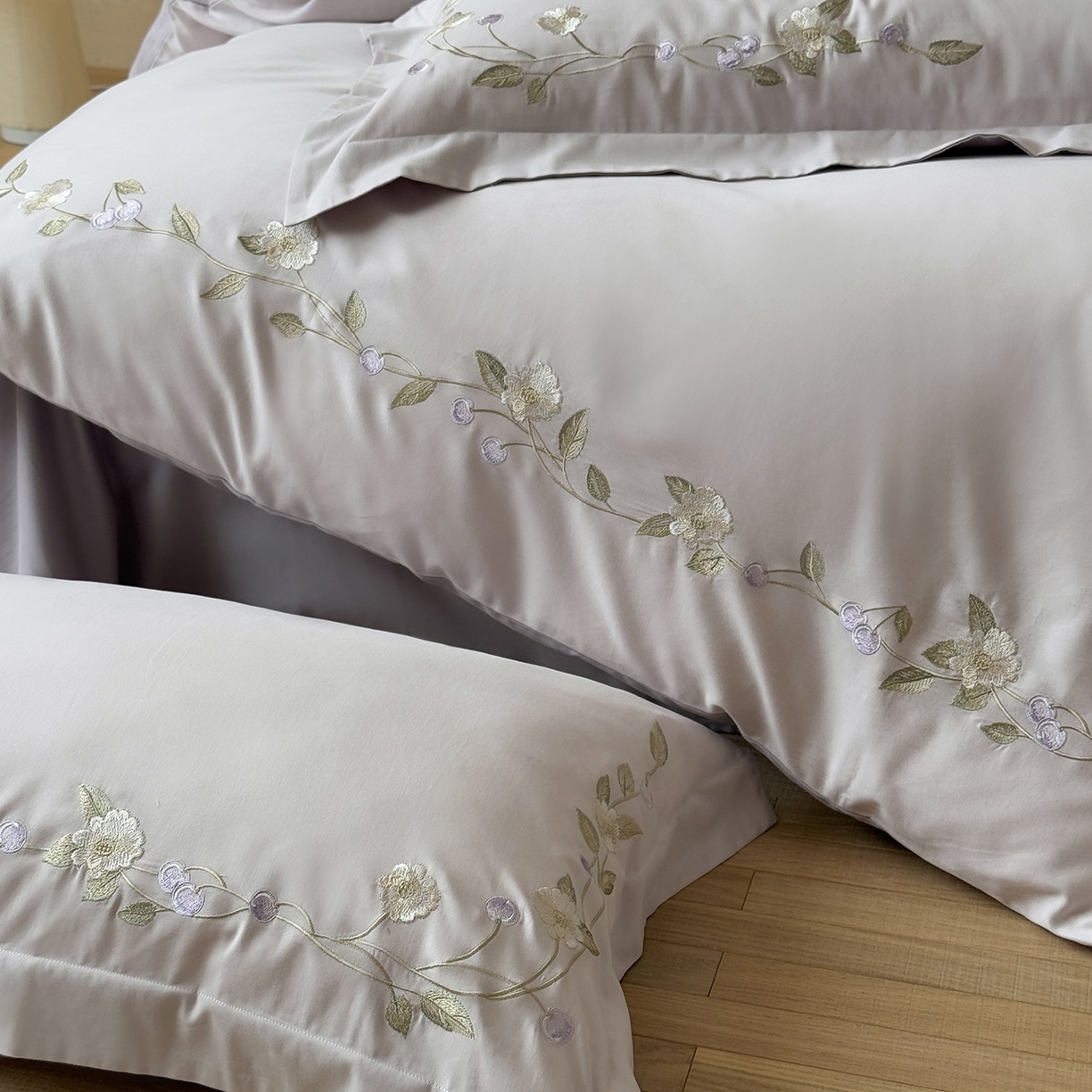 91家纺网 家纺一手货源 找家纺 佳汐蓝家纺 2025秋冬新款磨毛四件套系列 蔓语樱梦-紫