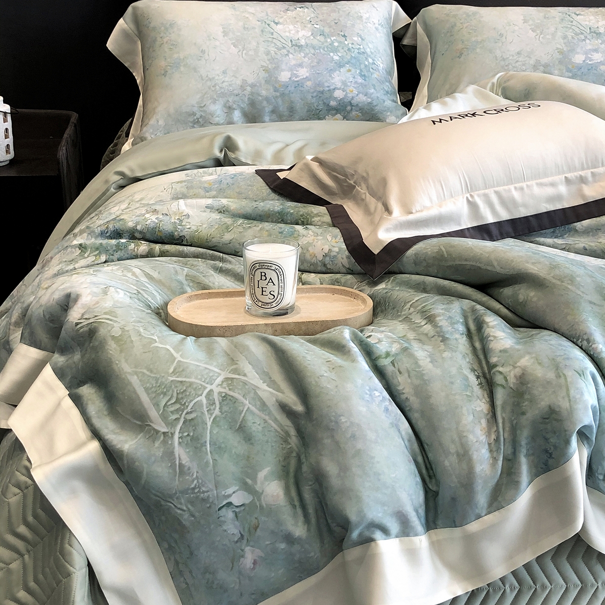 91家纺网 家纺一手货源 找家纺 佳汐蓝家纺 2025新款奶基米磨毛四件套系列 松蓝睡莲-青丘蓝