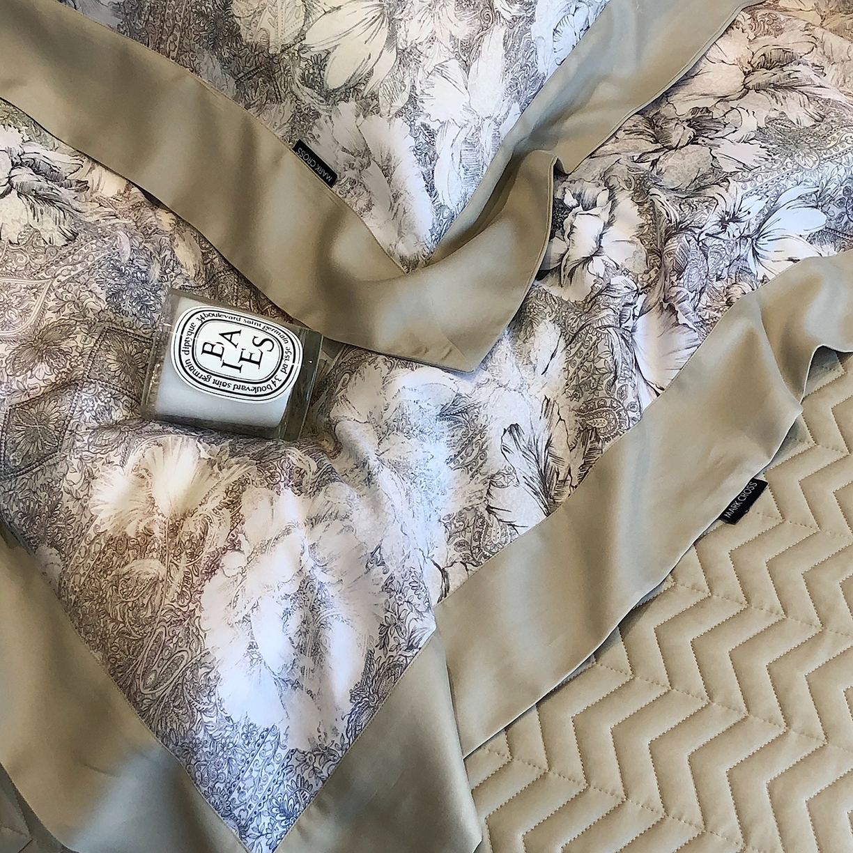 91家纺网 家纺一手货源 找家纺 佳汐蓝家纺 2025新款奶基米磨毛四件套系列 佩斯利花房-浅亚麻