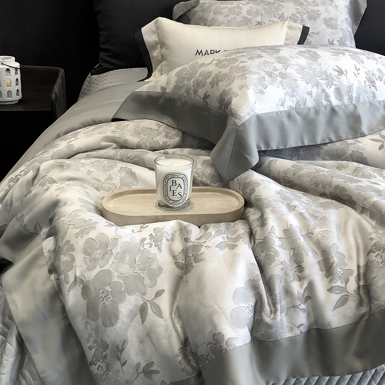 91家纺网 家纺一手货源 找家纺 佳汐蓝家纺 2025新款奶基米磨毛四件套系列 樱花风铃-银云灰