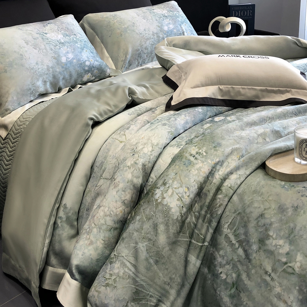 91家纺网 家纺一手货源 找家纺 佳汐蓝家纺 2025新款奶基米磨毛四件套系列 松蓝睡莲-青丘蓝