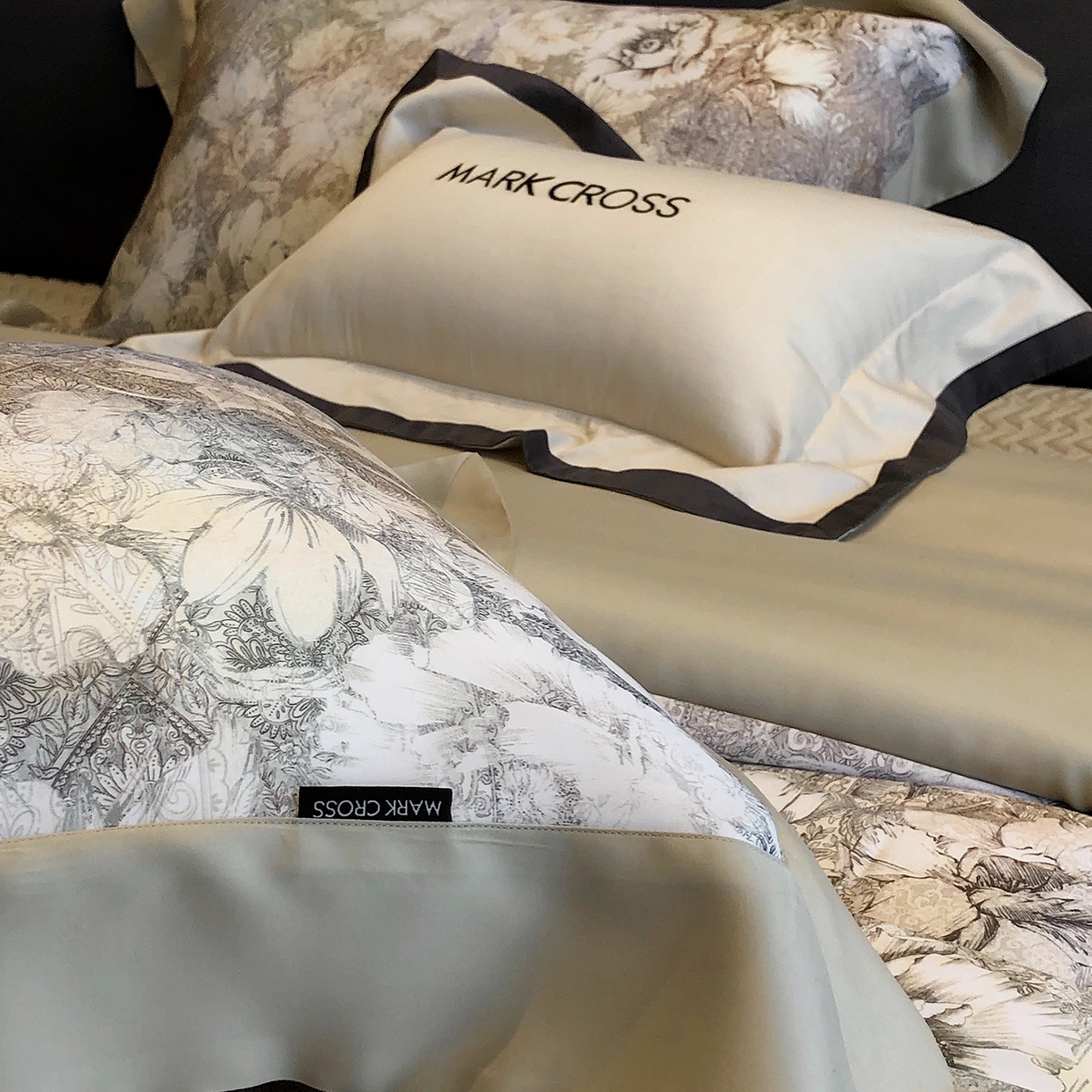 91家纺网 家纺一手货源 找家纺 佳汐蓝家纺 2025新款奶基米磨毛四件套系列 佩斯利花房-浅亚麻