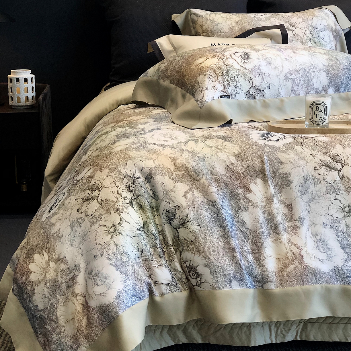 91家纺网 家纺一手货源 找家纺 佳汐蓝家纺 2025新款奶基米磨毛四件套系列 佩斯利花房-浅亚麻