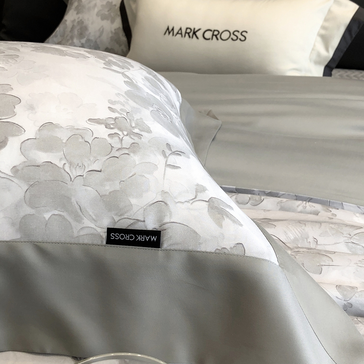 91家纺网 家纺一手货源 找家纺 佳汐蓝家纺 2025新款奶基米磨毛四件套系列 樱花风铃-银云灰