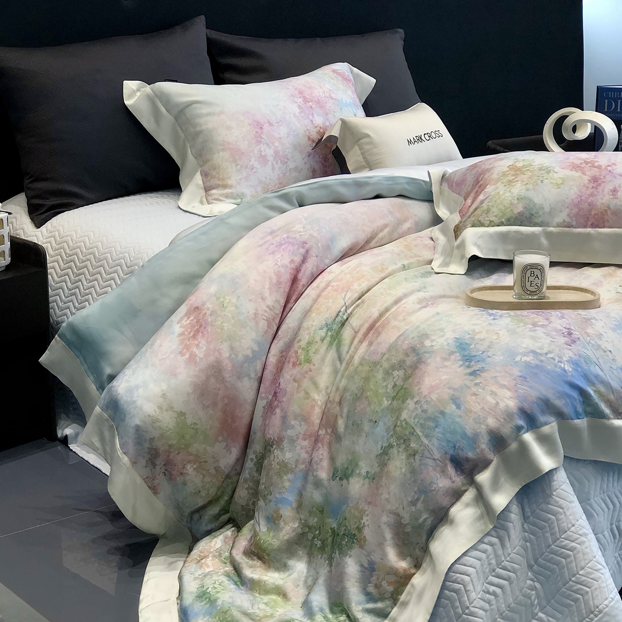 91家纺网 家纺一手货源 找家纺 佳汐蓝家纺 2025新款奶基米磨毛四件套系列 初恋-风车蓝